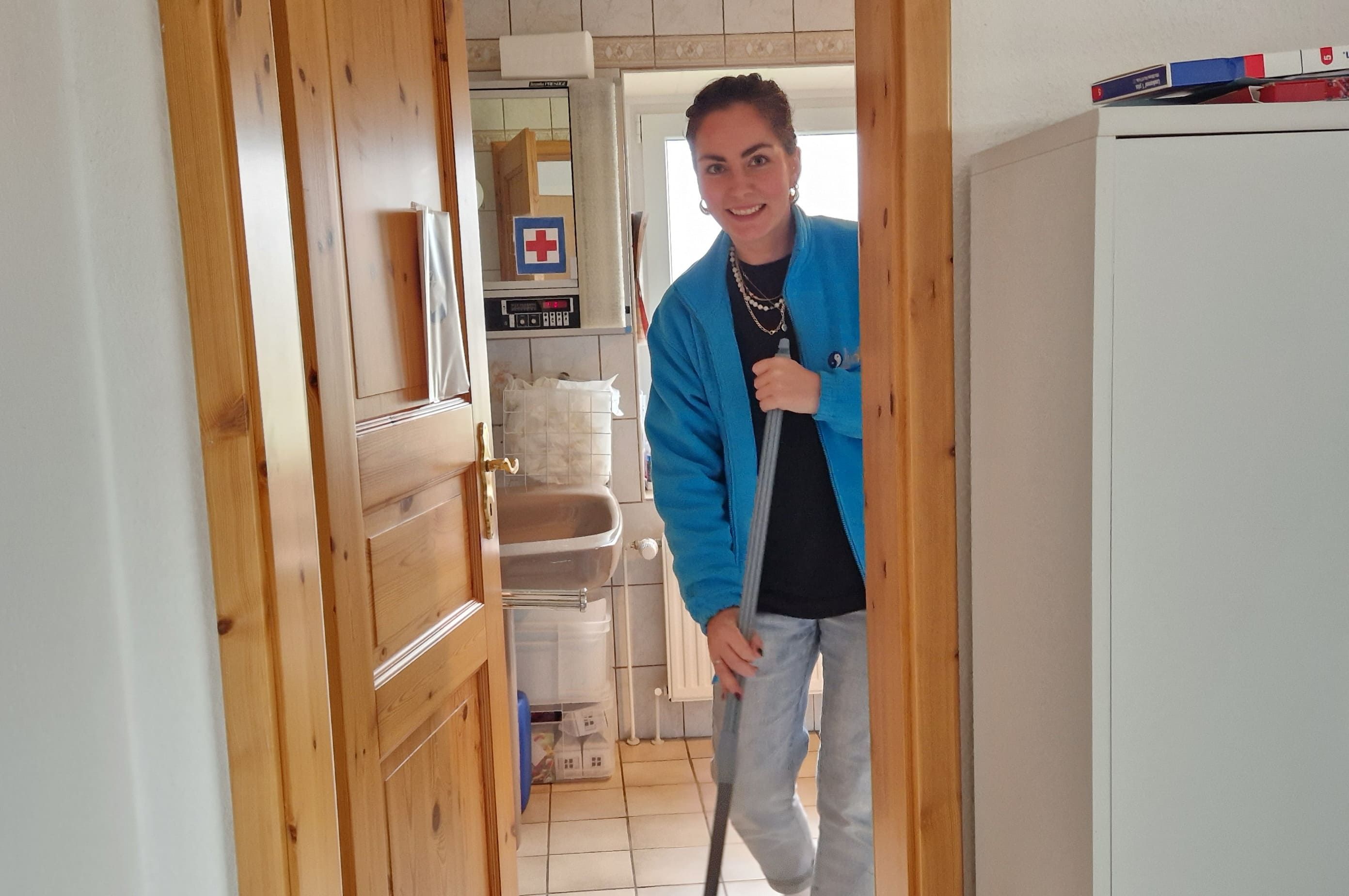 Mitarbeiterin beim Putzen